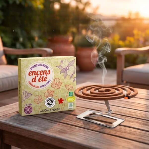 Spirales d’encens d’été Aromandise avec porte-spirale sur une terrasse