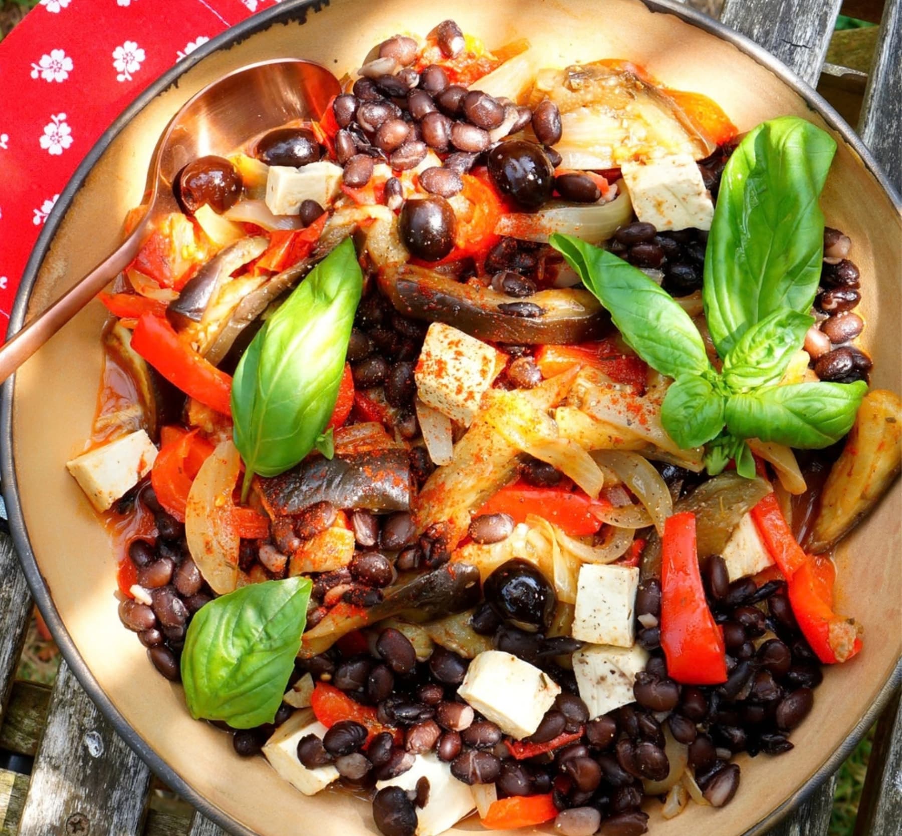 Plat de haricots noirs, aubergines, poivrons, tomates et tofu fumé au basilic