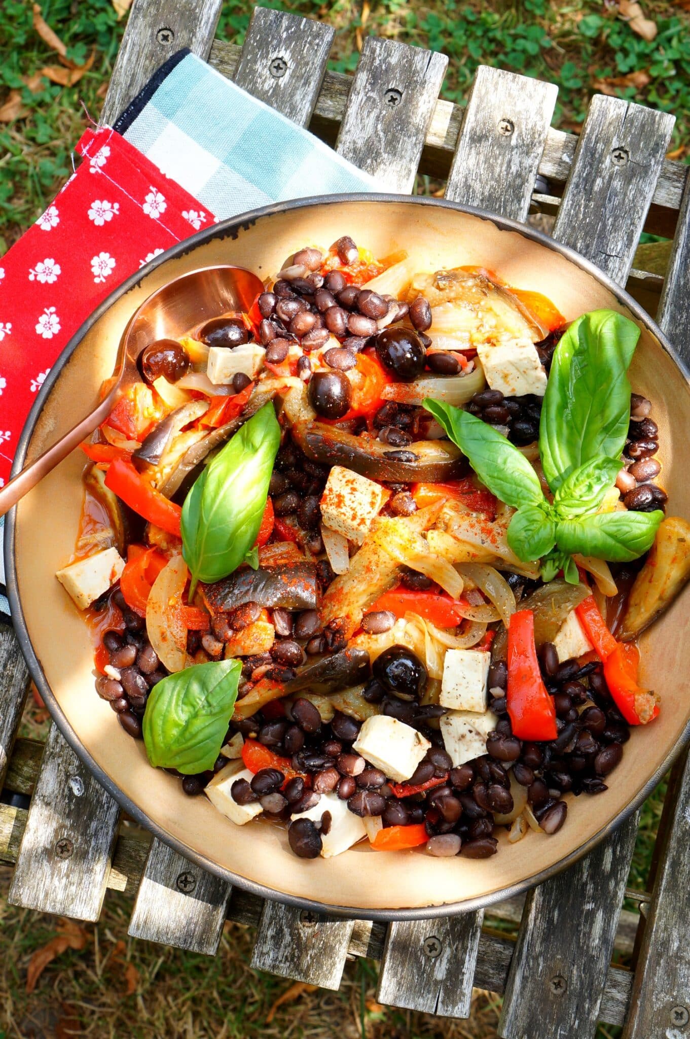 Haricots noirs et tofu fumé avec aubergines, poivrons et tomates