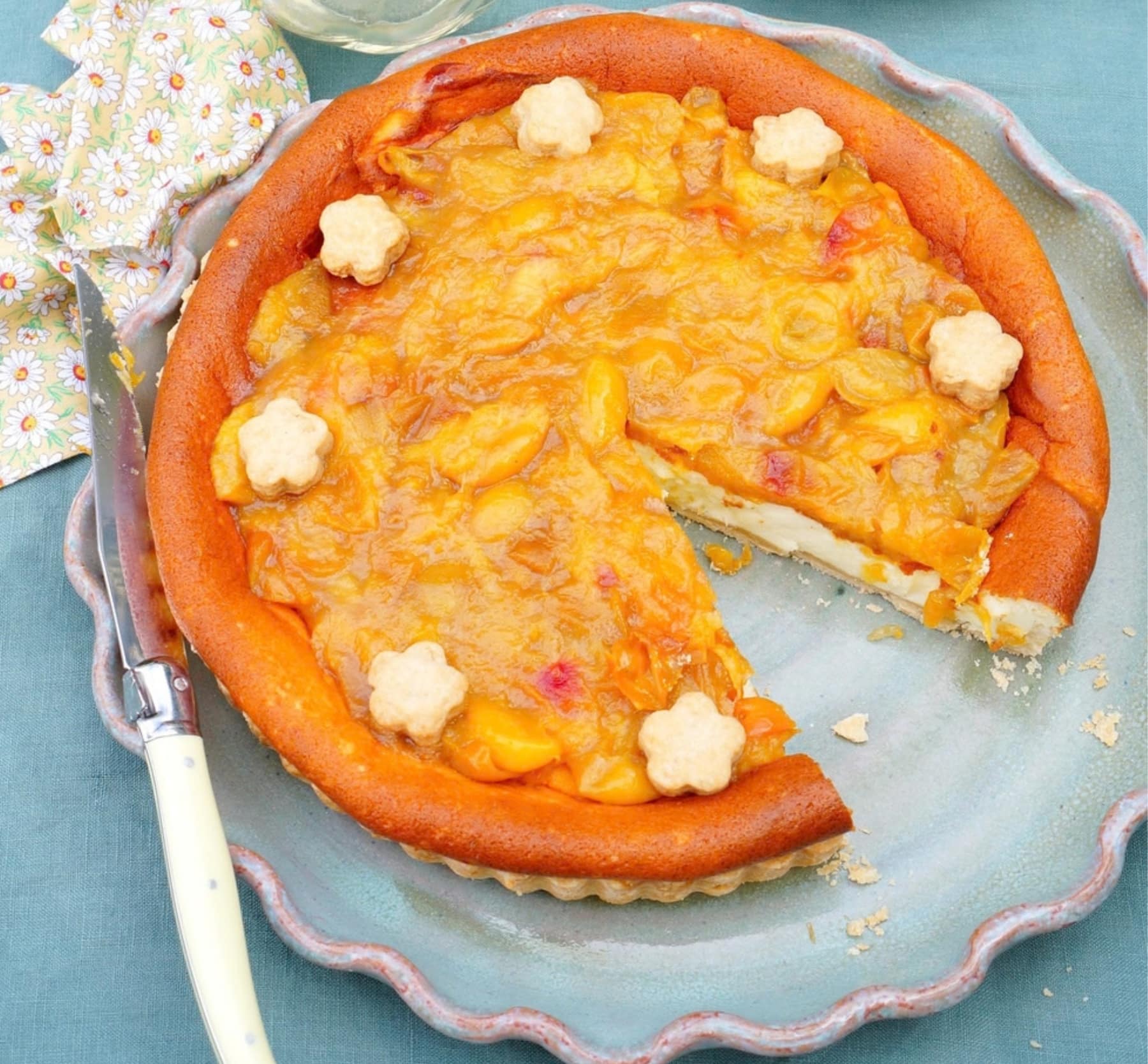 Tarte au fromage blanc recouverte d'une compotée de mirabelles