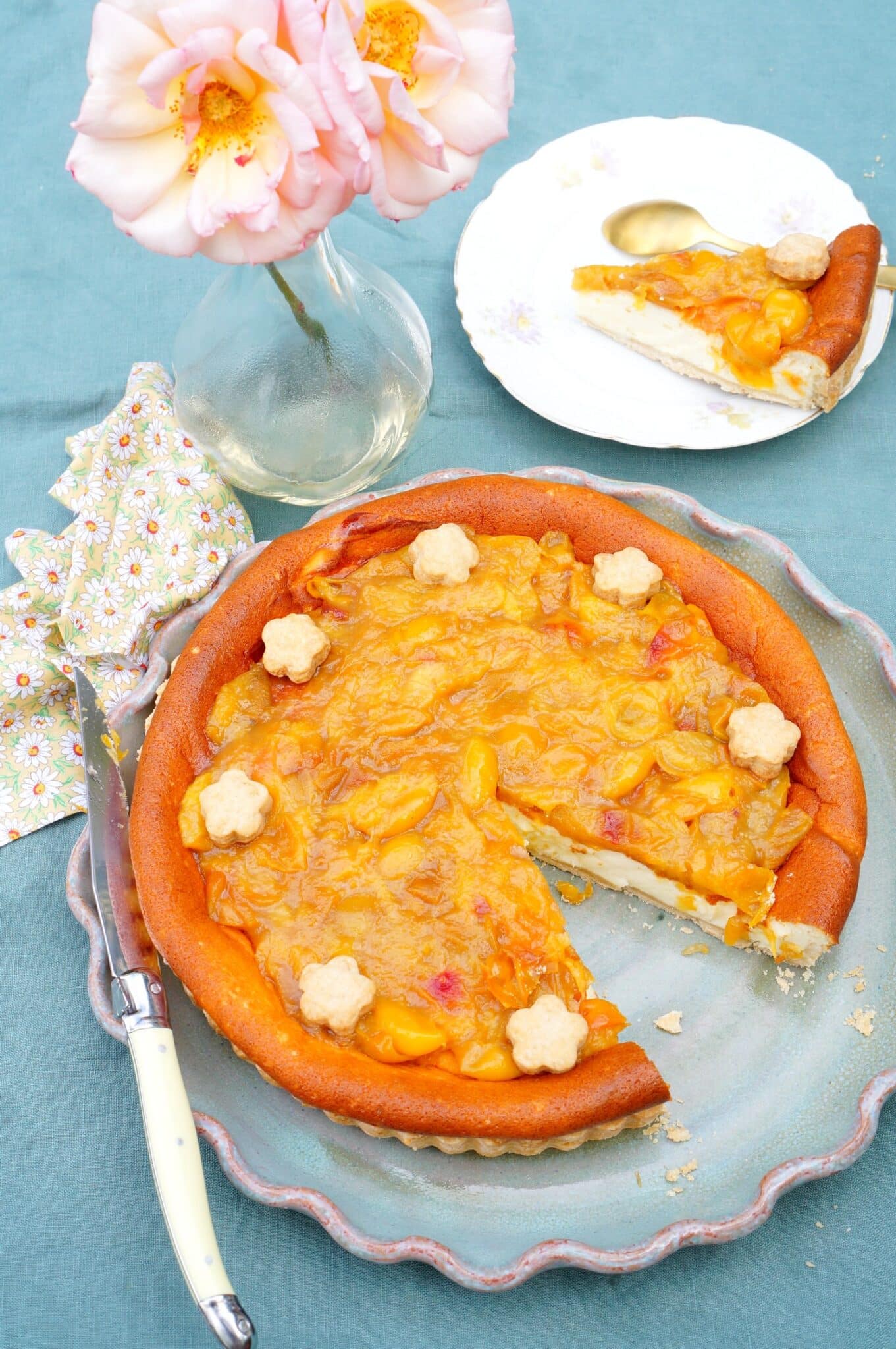 Tarte au fromage blanc et aux mirabelles servie avec une part dans une assiette
