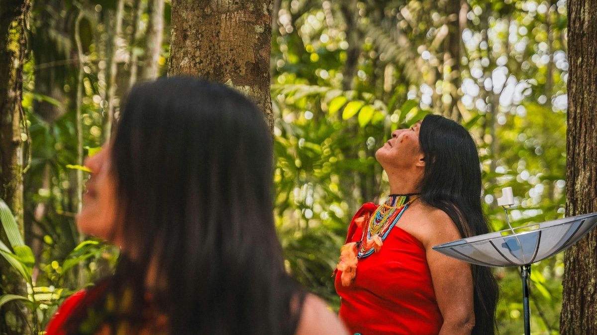 Communauté indigène en Amazonie utilisant internet pour protéger la forêt
