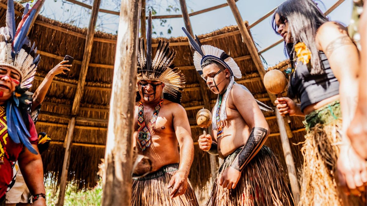 Peuples autochtones en tenue traditionnelle, réunis lors d’une mobilisation pendant la COP30