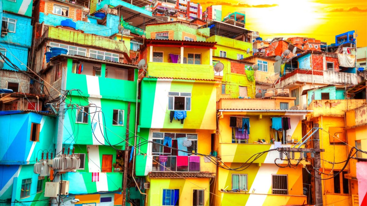 Favela colorée de Belém au Brésil, symbole des inégalités sociales et environnementales à la veille de la COP30.