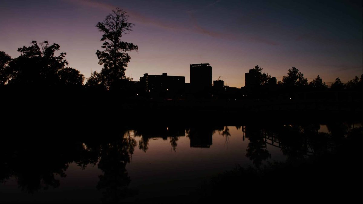 Silhouette d’une ville au crépuscule avec ses lumières éteintes, évoquant la sobriété énergétique et la redécouverte du ciel étoilé.