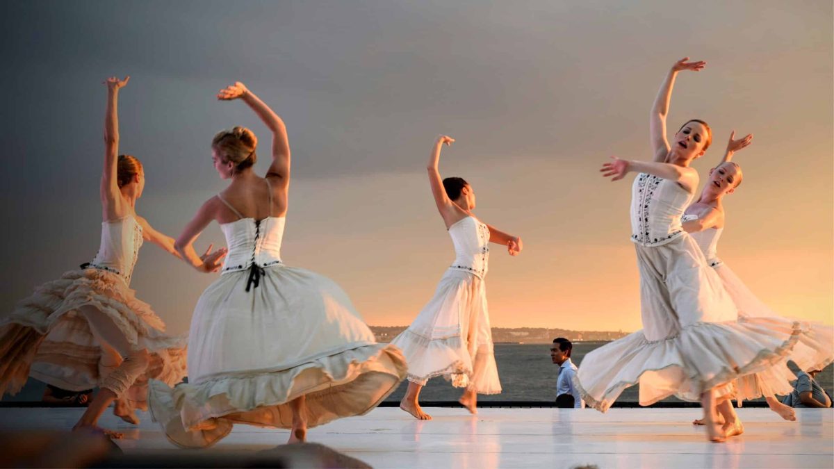 5 danseuses en plein air au coucher du soleil, évoquant les 5 bonnes nouvelles positives et inspirantes de la semaine