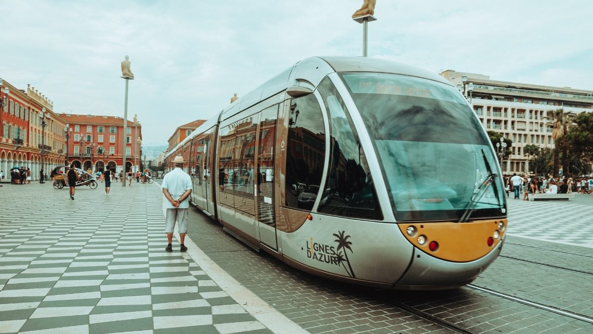 Réduire l’empreinte carbone des transports, tramway et mobilités durables