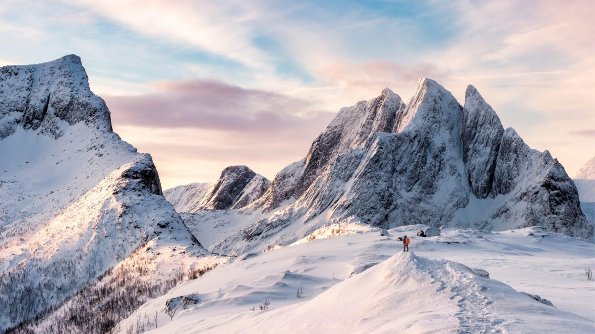 Paysage de montagne enneigée au lever du soleil, illustrant les initiatives de Fiona Mille pour réinventer la montagne