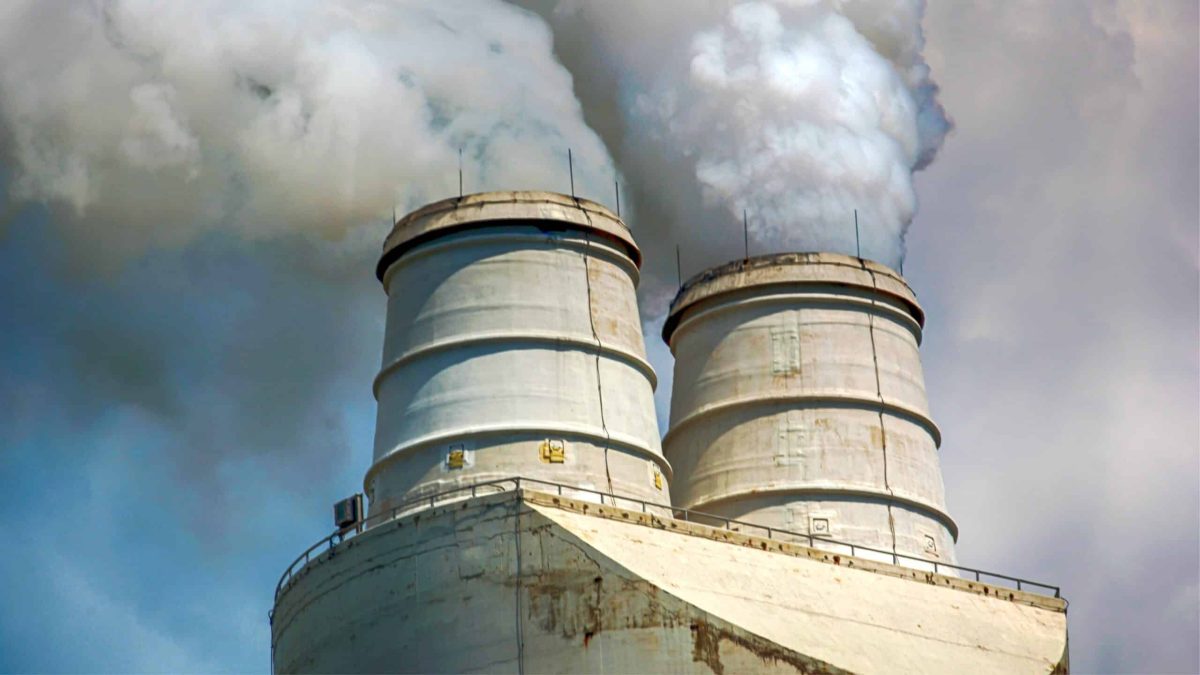 Cheminées industrielles rejetant de la fumée dans l’atmosphère, illustration des sites français les plus émetteurs de gaz à effet de serre.