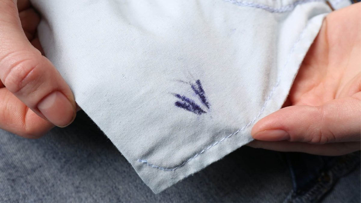 Petite tache d’encre bleue sur chemise — tamponner à l’alcool ménager