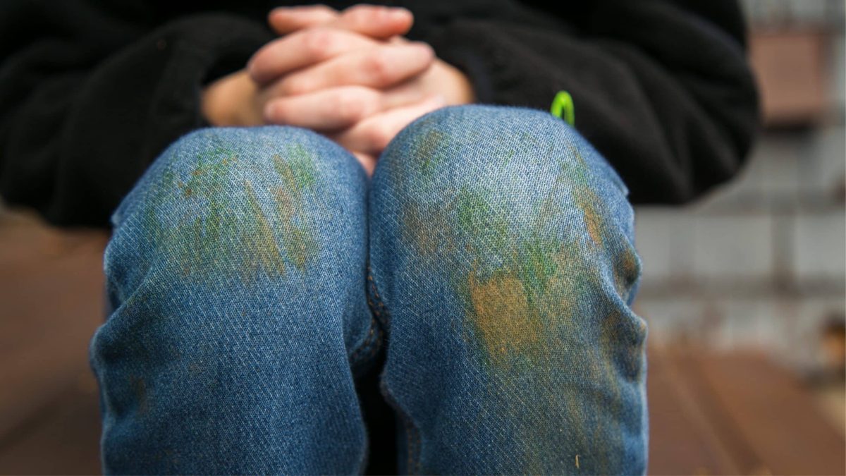 Taches d’herbe sur jean — vinaigre blanc, repos 10 min puis lavage